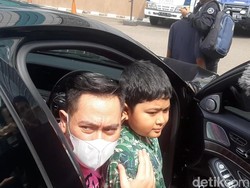 Tangis Haru Nassar Kedatangan Anak dan Eks Istri Usai Sakit