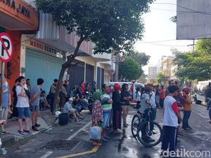 Malang Plaza Kebakaran, Pemilik Stan Syok hingga Menangis Malang Plaza Kebakaran, Pemilik Stan Syok hingga Menangis