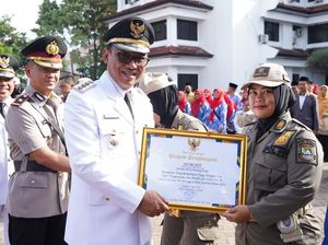 Wali Kota Cilegon Beri Penghargaan ke Petugas Perempuan Mudik Lebaran