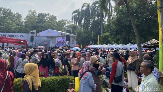 Pemkot Depok menyediakan 24 jenis makanan Nusantara dalam acara memperingati hari jadi ke-24. Warga ramai-ramai menjajal makanan Nusantara yang dihidangkan. (Devi P/detikcom)