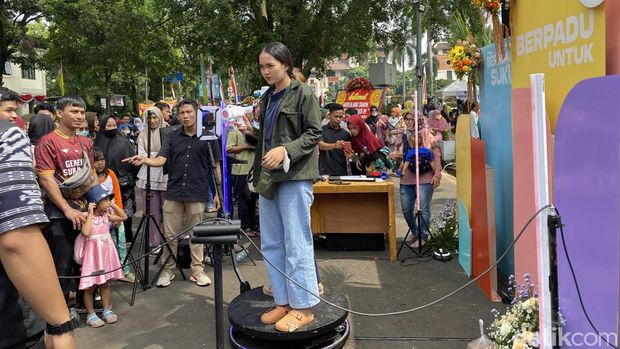 Pemkot Depok menyediakan 24 jenis makanan Nusantara dalam acara memperingati hari jadi ke-24. Warga ramai-ramai menjajal makanan Nusantara yang dihidangkan. (Devi P/detikcom)