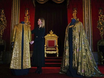 Penampakan Jubah Bersejarah untuk Penobatan Raja Charles III