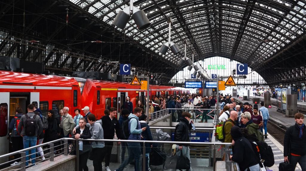 Suasana Stasiun di Jerman Saat Hari Pertama Peluncuran Tiket 49 Euro Suasana Stasiun di Jerman Saat Hari Pertama Peluncuran Tiket 49 Euro