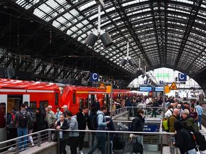 Suasana Stasiun di Jerman Saat Hari Pertama Peluncuran Tiket 49 Euro