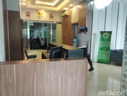 Staf Resepsionis MUI Luka di Punggung Imbas Pecahan Kaca Kena Tembak