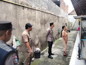 Polisi Data Ulang Warga Pendatang Baru di Surabaya Usai Mudik Lebaran Polisi Data Ulang Warga Pendatang Baru di Surabaya Usai Mudik Lebaran
