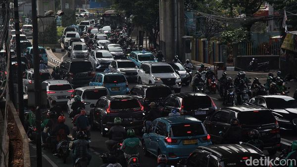 Potret Kemacetan di Jalan Tendean Pagi Tadi