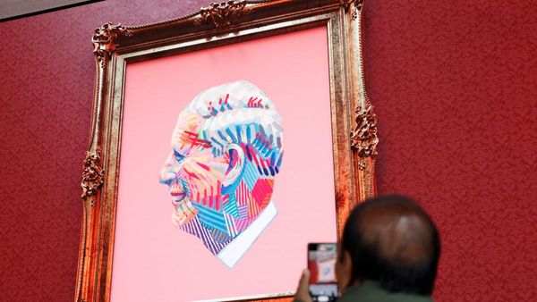 Potret Lukisan Raksasa Raja Charles III