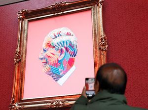 Potret Lukisan Raksasa Raja Charles III