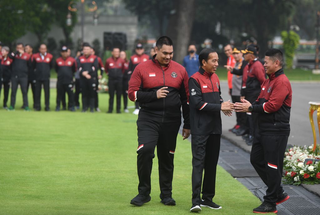 Presiden Joko Widodo (kedua kiri) didampingi Menpora Dito Ariotedjo (ketiga kiri) dan CdM kontingen Indonesia Lexyndo Hakim (kiri) berbincang dengan anggota kontingen Indonesia pada SEA Games XXXII Kamboja saat pelepasan di halaman depan Istana Merdeka, Jakarta, Selasa (2/5/2023). Indonesia mengirimkan 599 atlet untuk bertanding di SEA Games 2023 Kamboja yang terdiri dari 379 atlet putra dan 270 atlet putri.