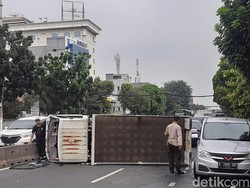 Truk Terguling dan Melintang di Mampang Jaksel, Lalin Arah Kuningan Macet