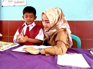 Cerita Siti Setia Jadi Guru di Karawang Meski Gaji Tak Seberapa