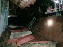 Tebing Tembok Longsor Timpa Rumah di Ciamis, Satu Warga Terluka