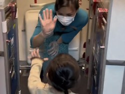 Viral Ekspresi Bingung Anak Kecil Naik Pesawat Disambut Ibunya yang Pramugari