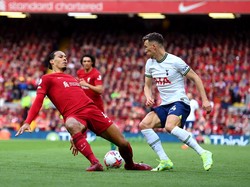 Van Dijk terjatuh saat berusaha membendung Ivan Perisic dalam pertandingan di Anfield, Minggu (30/4/2023). (Foto: Getty Images/Michael Regan)