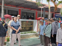 Warga Bunut Geruduk Lapas Tuban Ingin Besuk Kades yang Ditahan