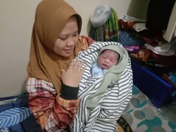 Dibungkus Kain Biru, Bayi Perempuan Ini Ditinggalkan Ortu di Warkop Depok