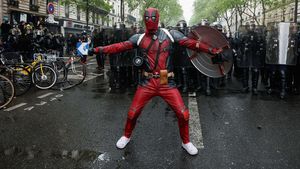 Wow! Deadpool Ikut Aksi May Day di Paris
