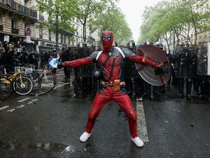 Wow! Deadpool Ikut Aksi May Day di Paris