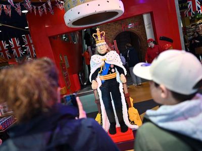 Wow... King Charles Versi Lego, Hampir Sebesar Aslinya