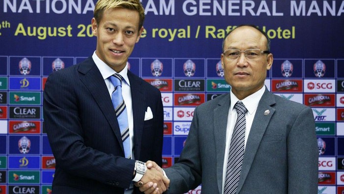 Japans soccer player Keisuke Honda (L) poses with military police chief and president of the football federation of Cambodia Sao Sokha during a press conference in Phnom Penh on August 12, 2018. - Honda signed on as the general manager of the Cambodian national football team Sunday in a move that brings high-profile talent to the Southeast Asian club. (Photo by - / AFP)        (Photo credit should read -/AFP via Getty Images)