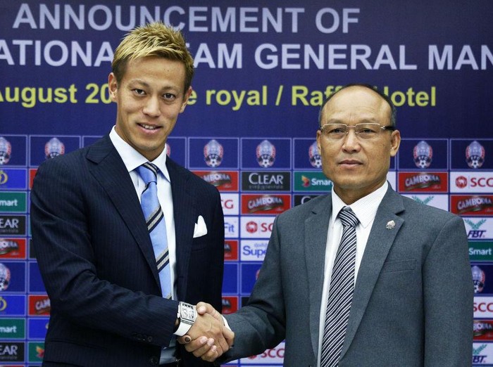 Japans soccer player Keisuke Honda (L) poses with military police chief and president of the football federation of Cambodia Sao Sokha during a press conference in Phnom Penh on August 12, 2018. - Honda signed on as the general manager of the Cambodian national football team Sunday in a move that brings high-profile talent to the Southeast Asian club. (Photo by - / AFP)        (Photo credit should read -/AFP via Getty Images)