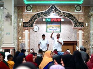 Di Padang, Andre Rosiade Sebar Bantuan untuk Masjid dan Serahkan Ambulans