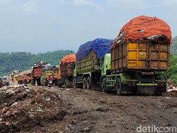 Pengelola TPA Sarimukti Tebar Batu Pecah dan Balok di Lintasan Truk