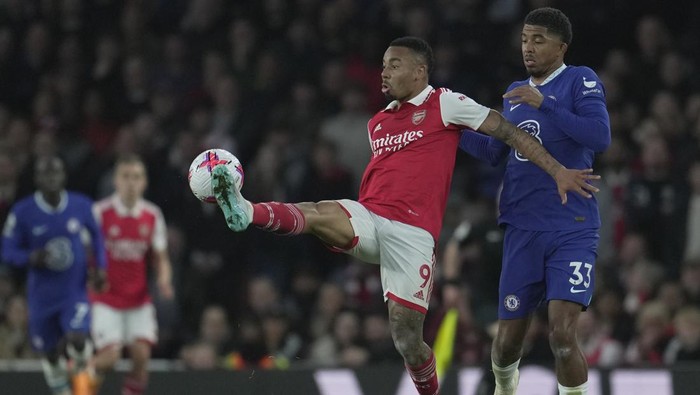 Arsenals Gabriel Jesus is challenged by Chelseas Wesley Fofana during the English Premier League soccer match between Arsenal and Chelsea at the Emirates Stadium in London, Tuesday, May 2, 2023. (AP Photo/Kin Cheung)