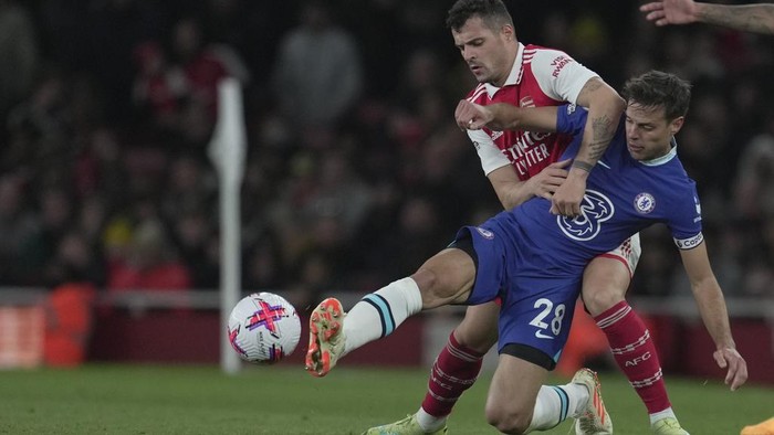 Arsenal Kembali ke Puncak Klasemen Usai Bungkam Chelsea Chelsea's Cesar Azpilicueta is challenged by Arsenal's Granit Xhaka, rear, during the English Premier League soccer match between Arsenal and Chelsea at the Emirates Stadium in London, Tuesday, May 2, 2023. (AP Photo/Kin Cheung)