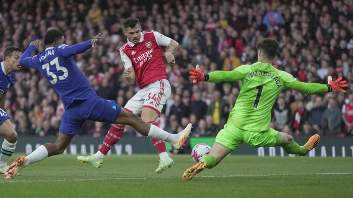Arsenal Kembali ke Puncak Klasemen Usai Bungkam Chelsea Chelsea's goalkeeper Kepa Arrizabalaga, right and Chelsea's Wesley Fofana block a shot by Arsenal's Granit Xhaka during the English Premier League soccer match between Arsenal and Chelsea at the Emirates Stadium in London, Tuesday, May 2, 2023. (AP Photo/Kin Cheung)