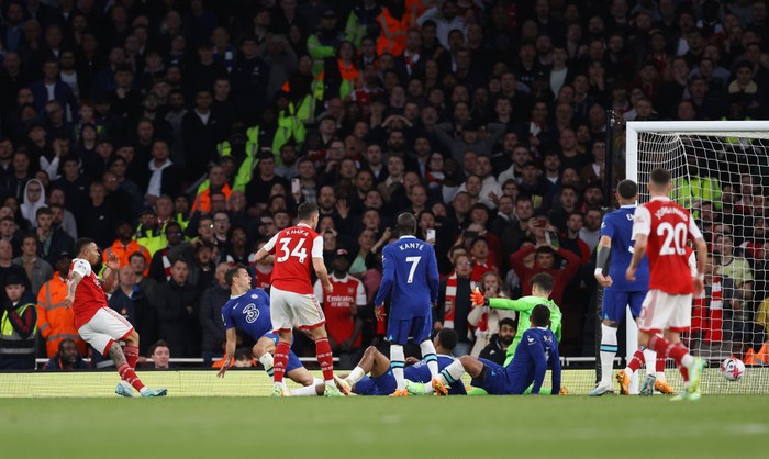 Arsenal vs Chelsea LONDON, ENGLAND - MAY 02: Gabriel Jesus of Arsenal scores the team's third goal during the Premier League match between Arsenal FC and Chelsea FC at Emirates Stadium on May 02, 2023 in London, England. (Photo by Alex Pantling/Getty Images)