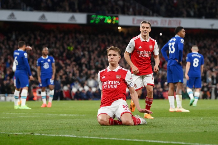 Arsenal vs Chelsea LONDON, ENGLAND - MAY 02: Martin Odegaard of Arsenal celebrates with teammates after scoring the team's second goal during the Premier League match between Arsenal FC and Chelsea FC at Emirates Stadium on May 02, 2023 in London, England. (Photo by Shaun Botterill/Getty Images)