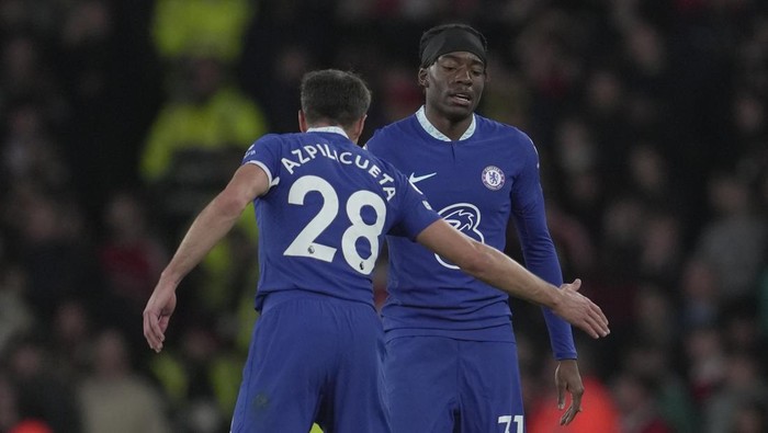 Chelseas Noni Madueke, right, celebrates after scoring his sides opening goal during the English Premier League soccer match between Arsenal and Chelsea at the Emirates Stadium in London, Tuesday, May 2, 2023. (AP Photo/Kin Cheung)
