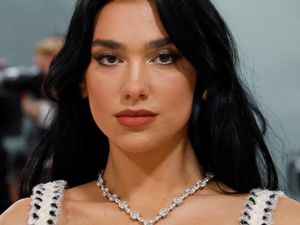 Video: Konser Dua Lipa Tetap Berlangsung Seusai Pencabutan Darurat Militer Video: Konser Dua Lipa Tetap Berlangsung Seusai Pencabutan Darurat Militer