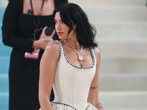 Penampakan Kalung Berlian Dua Lipa yang Berkilau, Harganya Bikin Silau