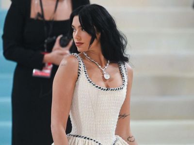 Penampakan Kalung Berlian Dua Lipa yang Berkilau, Harganya Bikin Silau