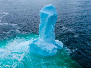 Gunung Es Berbentuk Penis Raksasa Bikin Heboh Warga