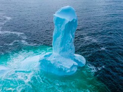 Gunung Es Berbentuk Penis Raksasa Hebohkan Dunia