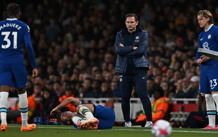 Chelsea's English caretaker manager Frank Lampard (C) looks at Chelsea's Spanish defender Cesar Azpilicueta (2L) during the English Premier League football match between Arsenal and Chelsea at the Emirates Stadium, in London, on May 2, 2023. (Photo by Ben Stansall / AFP) / RESTRICTED TO EDITORIAL USE. No use with unauthorized audio, video, data, fixture lists, club/league logos or 'live' services. Online in-match use limited to 120 images. An additional 40 images may be used in extra time. No video emulation. Social media in-match use limited to 120 images. An additional 40 images may be used in extra time. No use in betting publications, games or single club/league/player publications. /  (Photo by BEN STANSALL/AFP via Getty Images)