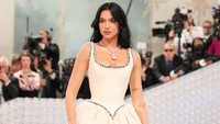 Dua Lipa Buka Perpustakaan Khusus, Isinya Koleksi Buku Terlarang
