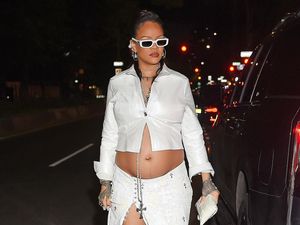 Orang Kaya Mah Bebas, Rihanna Pakai Cincin Berlian Rp 15 Miliar di Jari Kaki