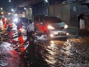 Hujan Datang, Cileuncang Menggenang di Cingised Bandung Hujan Datang, Cileuncang Menggenang di Cingised Bandung