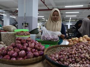 Emak-emak di Ponorogo Beralih Bawang Merah India Saat Harga Lokal Melambung Emak-emak di Ponorogo Beralih Bawang Merah India Saat Harga Lokal Melambung