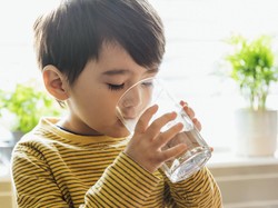 Suhu Udara Semarang Capai 35 Derajat Celsius, Ini Tips Cegah Anak Dehidrasi