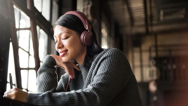 Ilustrasi mendengarkan musik/ Foto: Freepik/ Rawpixel.com