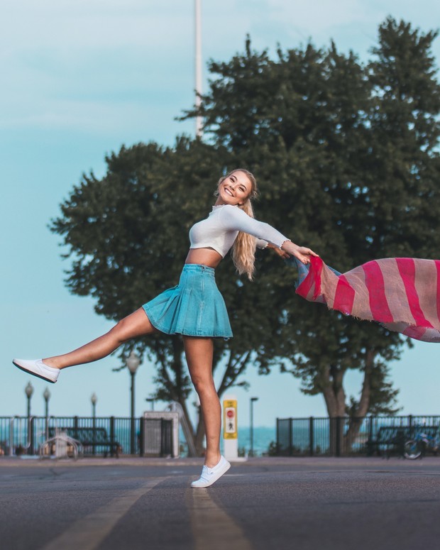 Ilustrasi perempuan bahagia dengan menerapkan sikap bodo amat dan nothing to lose/Foto: Unsplash/Daniel Lincoln