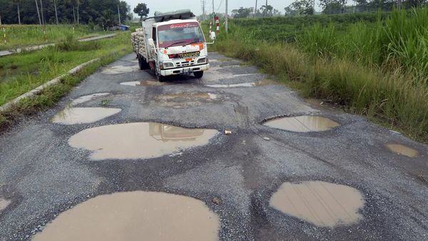 Potret Jalan Rusak Menuju Kota Baru Lampung