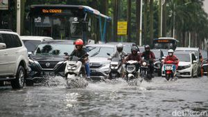 Jalan Metro Pondok Indah Arah Lebak Bulus Sempat Tergenang, Lalin Tersendat