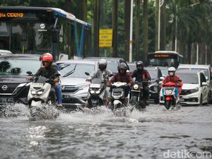 Jalan Metro Pondok Indah Arah Lebak Bulus Sempat Tergenang, Lalin Tersendat Jalan Metro Pondok Indah Arah Lebak Bulus Sempat Tergenang, Lalin Tersendat